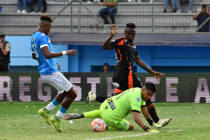 José Angulo fuera de las canchas: Emelec confirma su lesión y tiempo de recuperación 1 José Angulo fuera de las canchas