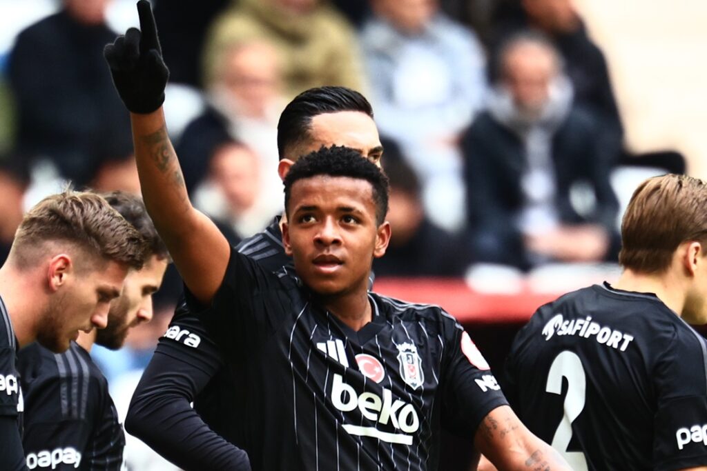 ¿Se va al Brasileirao? El futuro de Keny Arroyo en duda entre Besiktas y Cruzeiro