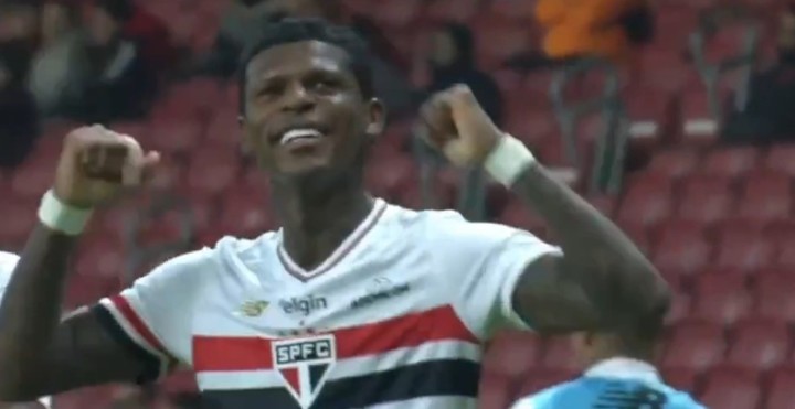 Robert Arboleda le ganó el duelo a Enner Valencia: gol de cabeza y victoria clave en el Brasileirao 1 Robert Arboleda