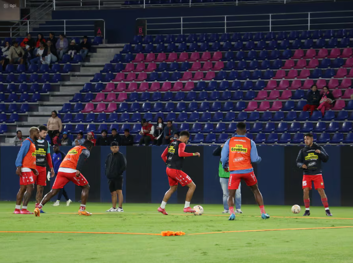 ⚠️ Grave denuncia en El Nacional. Jonathan Borja reveló que lleva nueve meses sin cobrar y que el plantel está abandonado. “Salimos del estadio a ver qué comemos mañana” 👉