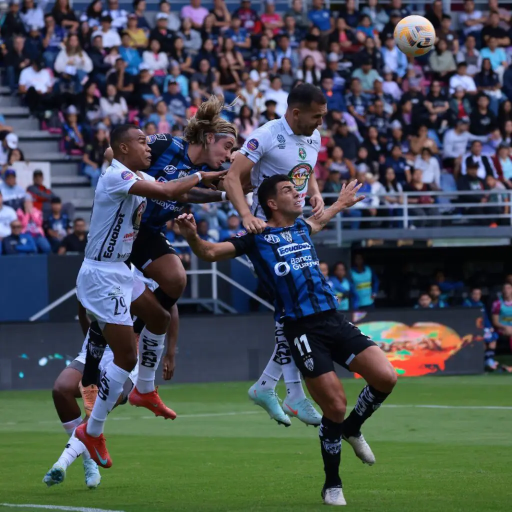 Mushuc Runa frente al espejo