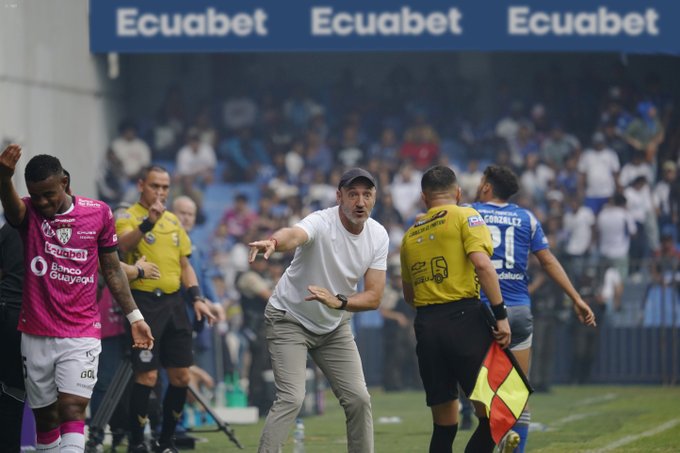 Guillermo Duró DT de Emelec valoró que le jugaron "de igual a igual al primero" y se lamentó: "Duele porque éramos locales" 1 Guillermo Duró critica la estrategia de Independiente