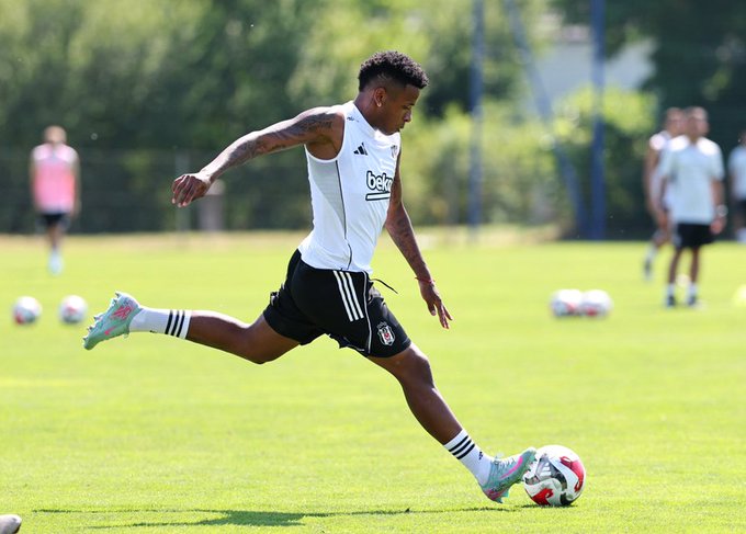 Keny Arroyo no fue convocado