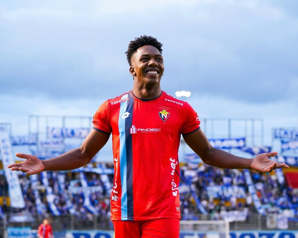 Juan Carlos Pérez calentó el duelo