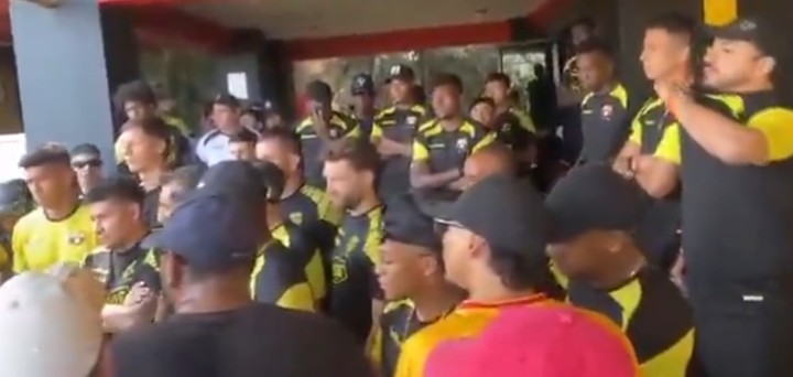 el plantel de Barcelona recibió reclamos de la hinchada