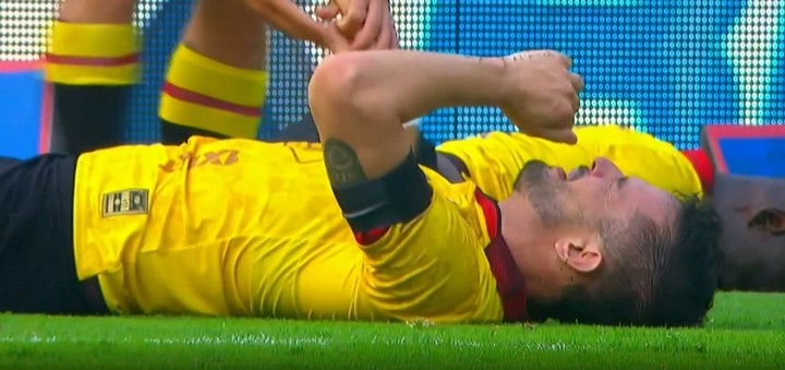 Octavio Rivero se le dobló el cuello y debió salir en camilla