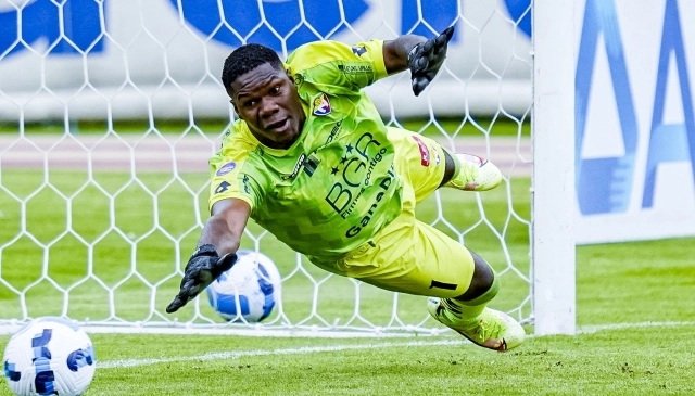 El error del arquero de El Nacional que terminó en gol de Joaquín Vergés para Mushuc Runa