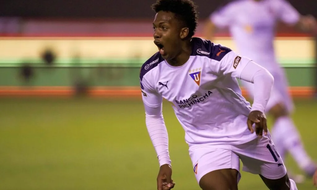 Néicer Reasco busca el regreso de Djorkaeff