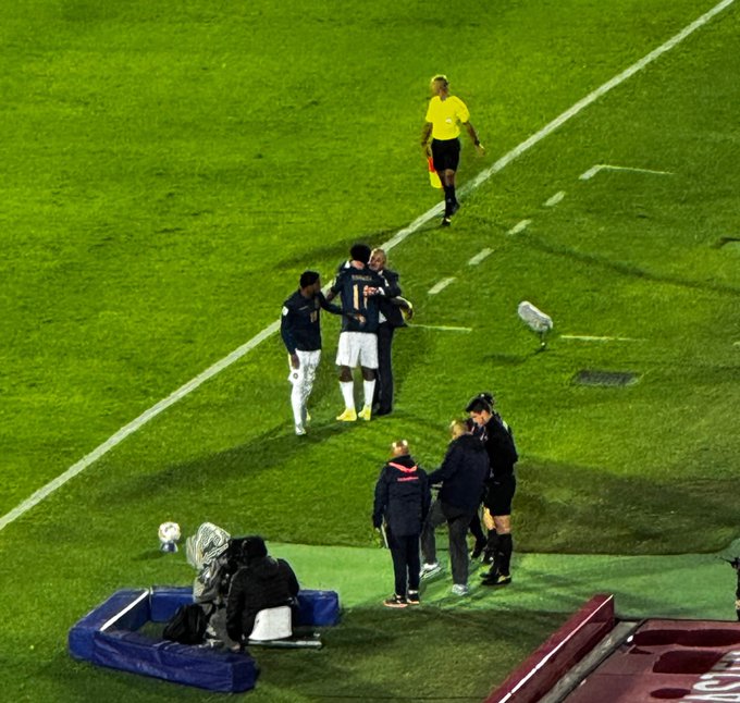 Gustavo Alfaro con jugadores de Ecuador