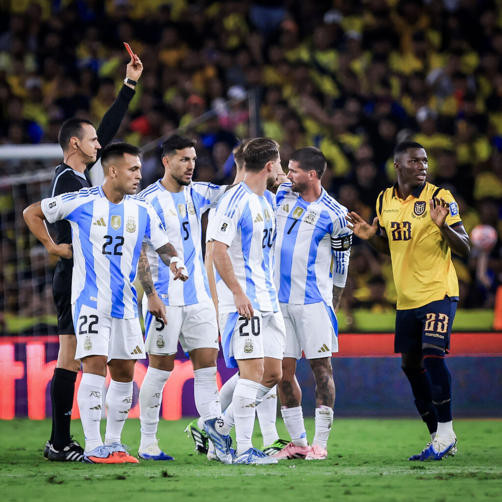 ¡OFICIAL FIFA! Moisés Caicedo se pierde el debut de Ecuador en el Mundial 2026 2 Moisés Caicedo tras su expulsión