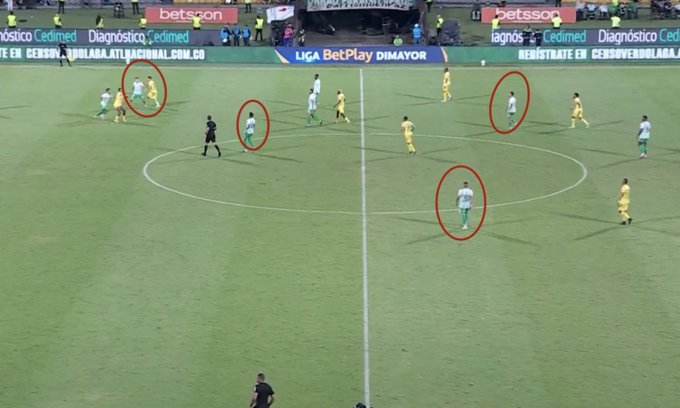 El increíble error de Javier Gandolfi en Colombia: puso un extranjero de más y fue despedido de Atlético Nacional