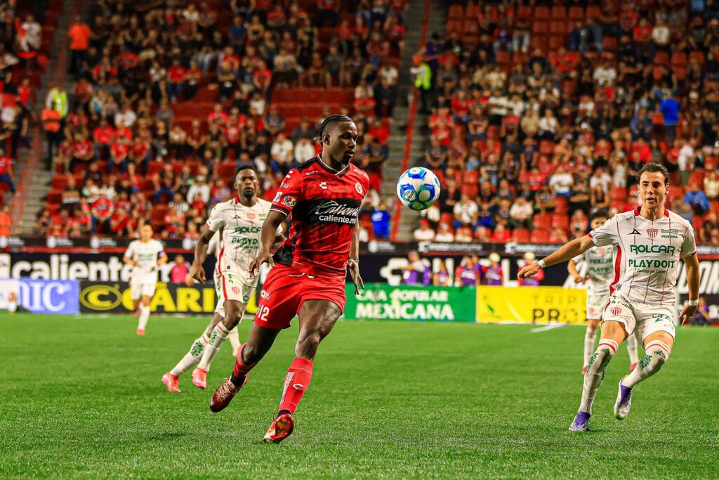Jackson Porozo salva a Xolos con un golazo de cabeza ante San Luis