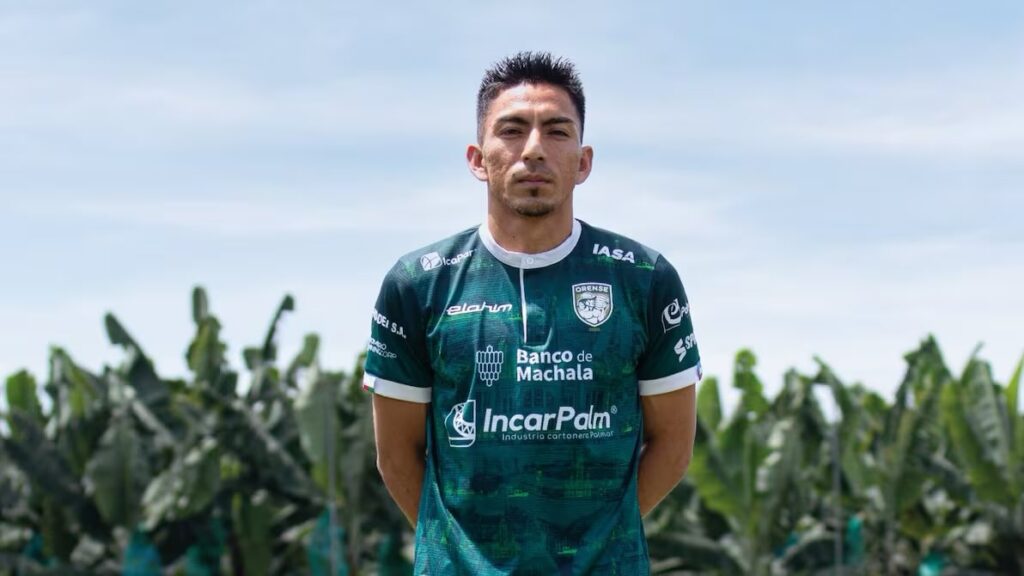 Ángel Mena suspendido un partido tras demora en salir de la cancha