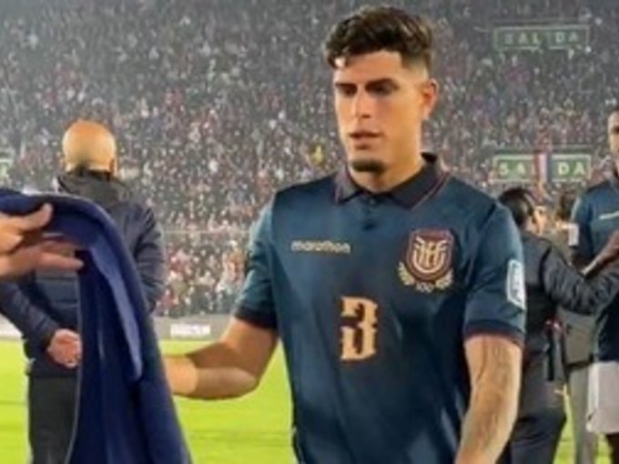 DESCONTENTO TRICOLOR: La reacción de Hincapié y Pacho después del empate 1 La reacción de Hincapié y Pacho