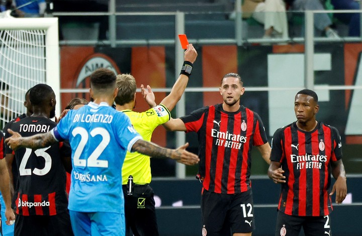 Pervis Estupiñán sufrió su primera expulsión en Italia durante la victoria del Milan ante Napoli