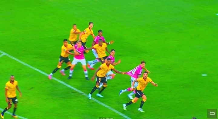 El error de Barcelona SC que terminó en gol de Michael Hoyos