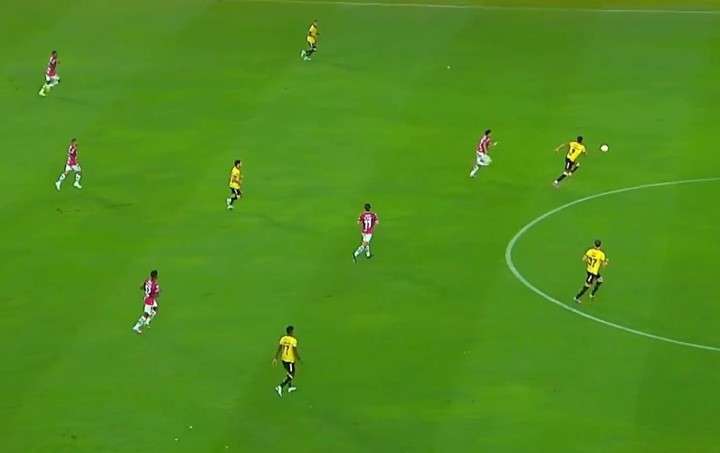 El error de Xavier Arreaga que terminó en gol de Patrik Mercado ante Barcelona