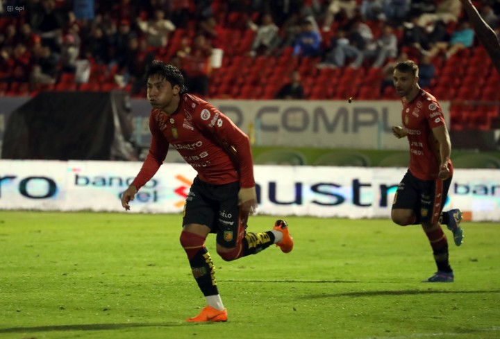 Deportivo Cuenca goleó a El Nacional y se aferra al sueño de la Sudamericana