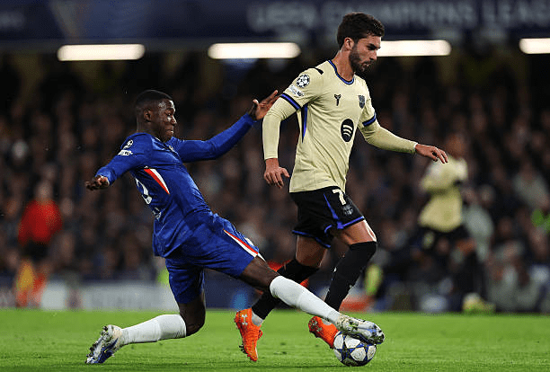 Chelsea aplasta al Barcelona en Champions con un Moisés Caicedo imperial