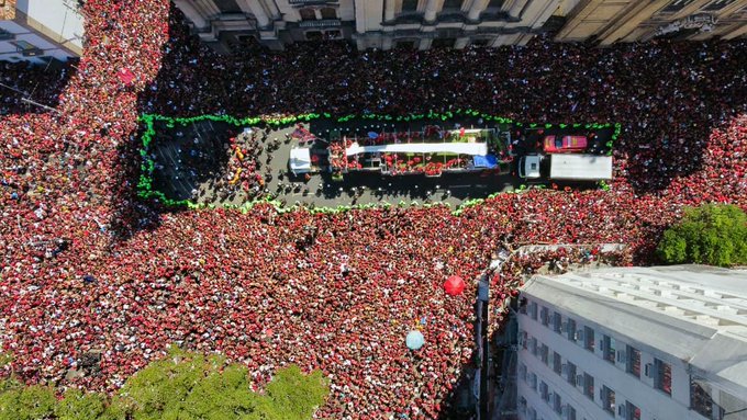 La fiesta de Flamengo campeón de la Libertadores ¡Terminó con el trofeo roto!