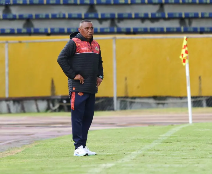 Juan Carlos León contra el arbitraje y el VAR tras el empate de Libertad