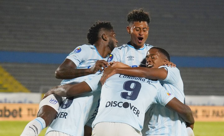 Universidad Católica goleó a Cuenca Jrs. en la semifinal de ida de la Copa Ecuador