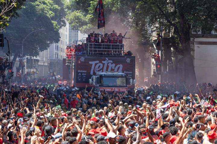 La fiesta de Flamengo campeón de la Libertadores ¡Terminó con el trofeo roto!