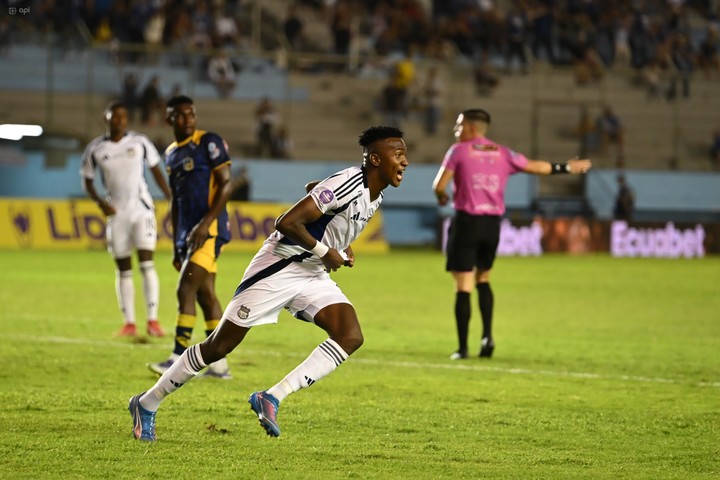 Emelec le ganó a Delfín y sigue en pelea en el segundo hexagonal de la LigaPro 1 Emelec le ganó a Delfín y sigue en pelea en el segundo hexagonal de la LigaPro