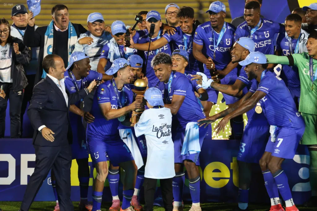 El fin de la espera: Así alzó Universidad Católica el primer título de su historia