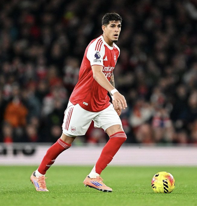 Arsenal sufrió, pero derrotó a los Wolves en la Premier con Piero Hincapié en cancha