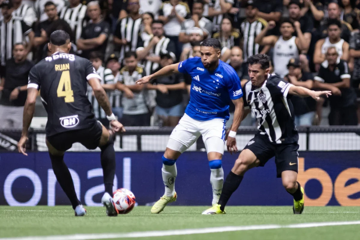 Atlético Mineiro vence a Cruzeiro: Ángelo Preciado sale lesionado y enciende alarmas en La Tri