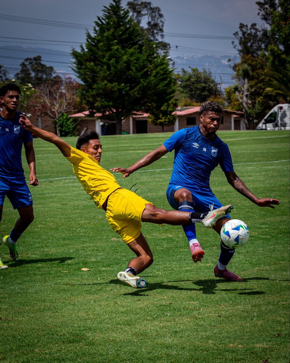 Barcelona presentó a César Farías como su nuevo entrenador 3 Barcelona presentó a César Farías como su nuevo entrenador