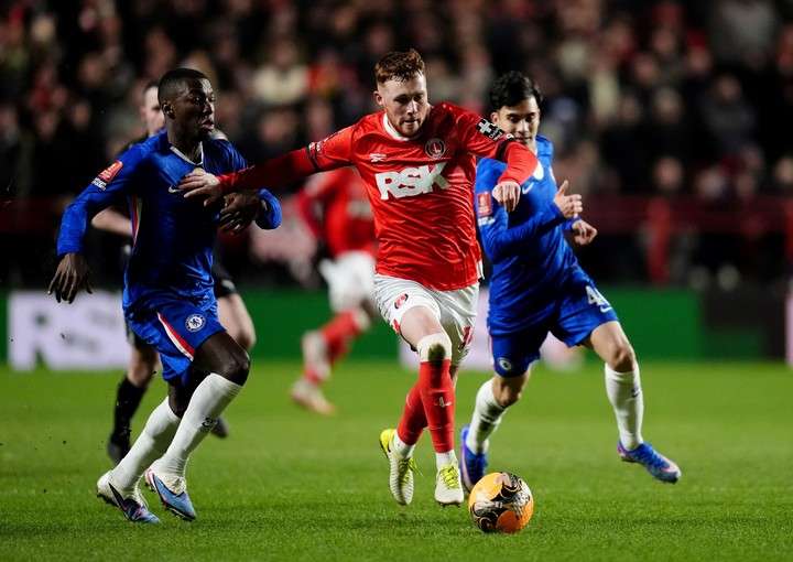La Era Rosenior Arranca con Furia: Con Moisés Caicedo como capitán, Chelsea goleó y clasificó en la FA Cup