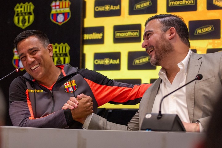 César Farías asume el mando en Barcelona: "Tengo cultura de boxeador, me pegan y me levanto"