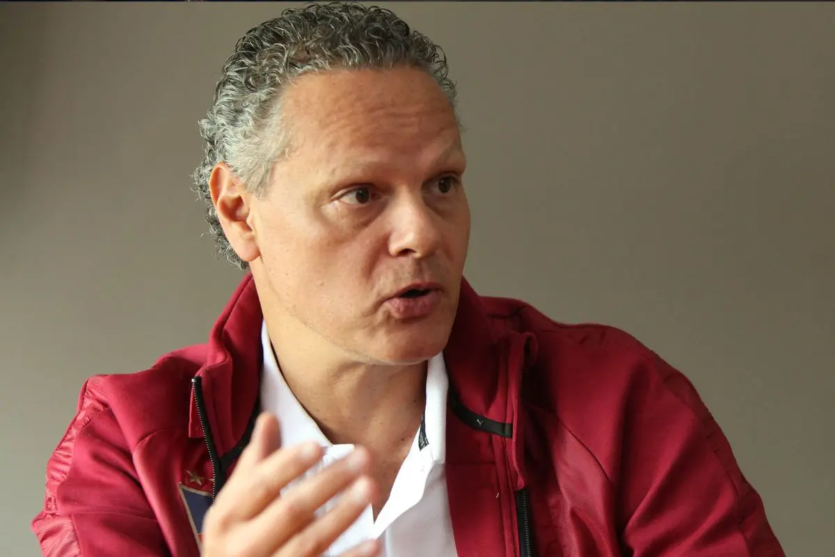 Esteban Paz gesticulando con firmeza durante la rueda de prensa contra la FEF