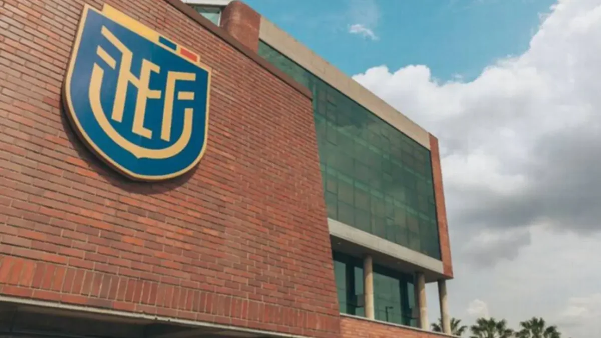 Fachada de la Federación Ecuatoriana de Fútbol en Guayaquil, sede de la polémica electoral.