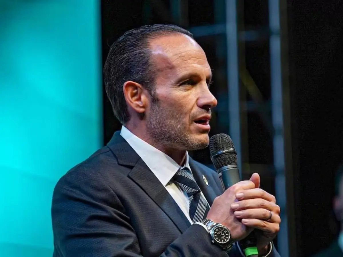 Francisco Egas, presidente de la FEF, durante una entrevista radial defendiendo la legalidad de su reelección para el periodo 2027-2031.