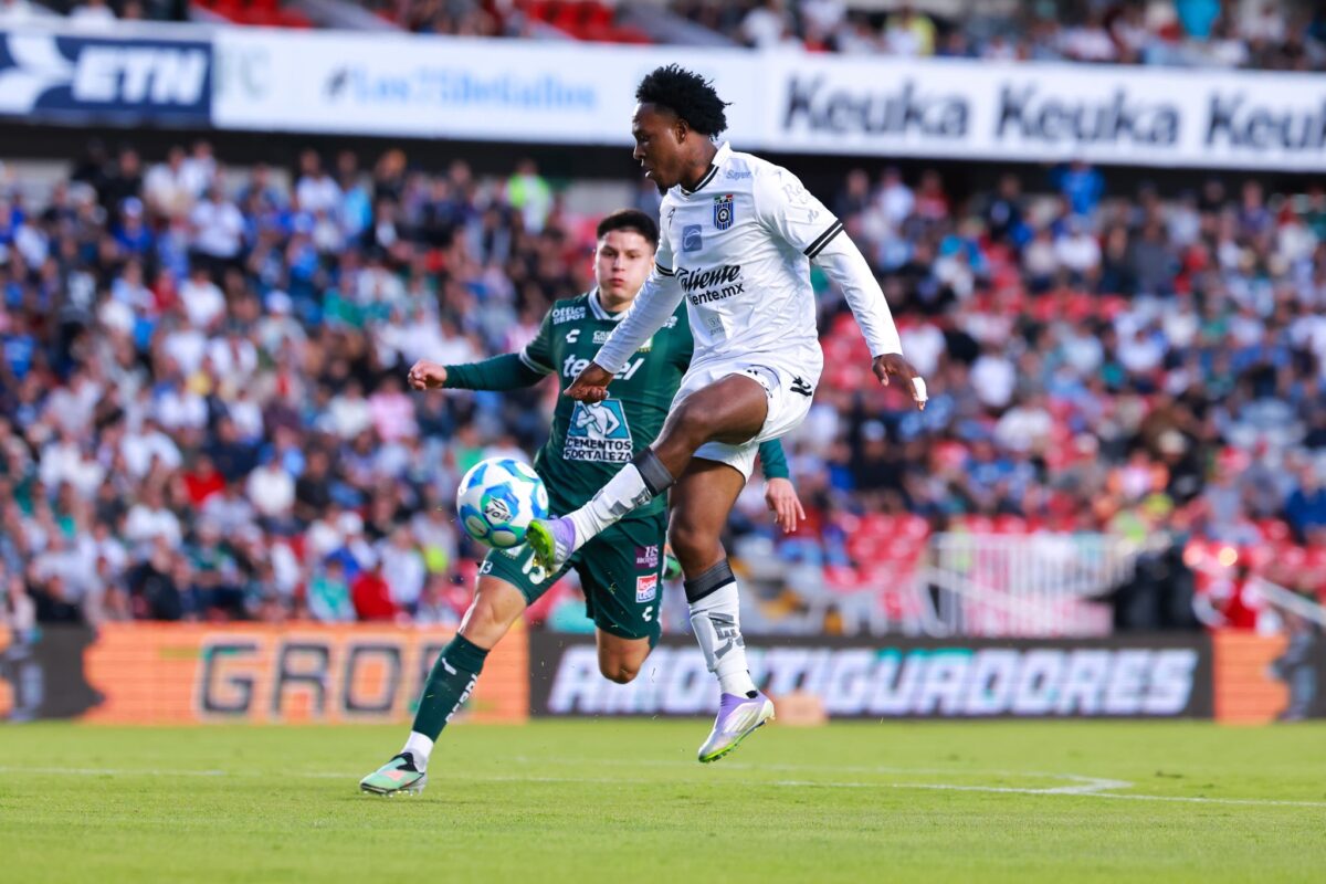 Jhojan Julio brilla en México: Doblete del ecuatoriano en la victoria de Querétaro ante León