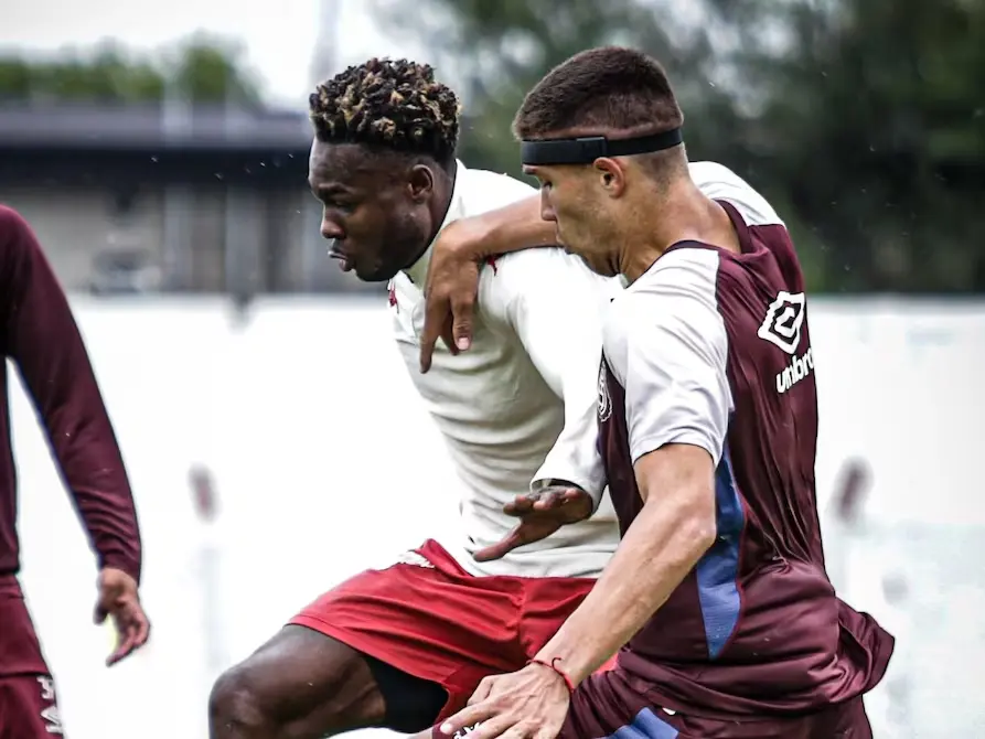 Composición gráfica de Solomarcadores que muestra al delantero ecuatoriano Jordy Caicedo en actitud eufórica y al entrenador de la Selección de Ecuador, Sebastián Beccacece, destacando su buen momento en Argentina.