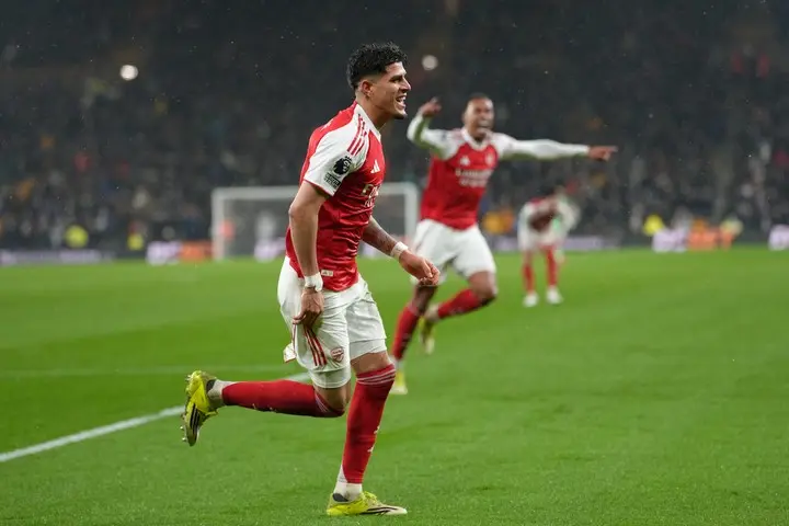 Piero Hincapié celebrando con la camiseta del Arsenal en el Emirates Stadium.