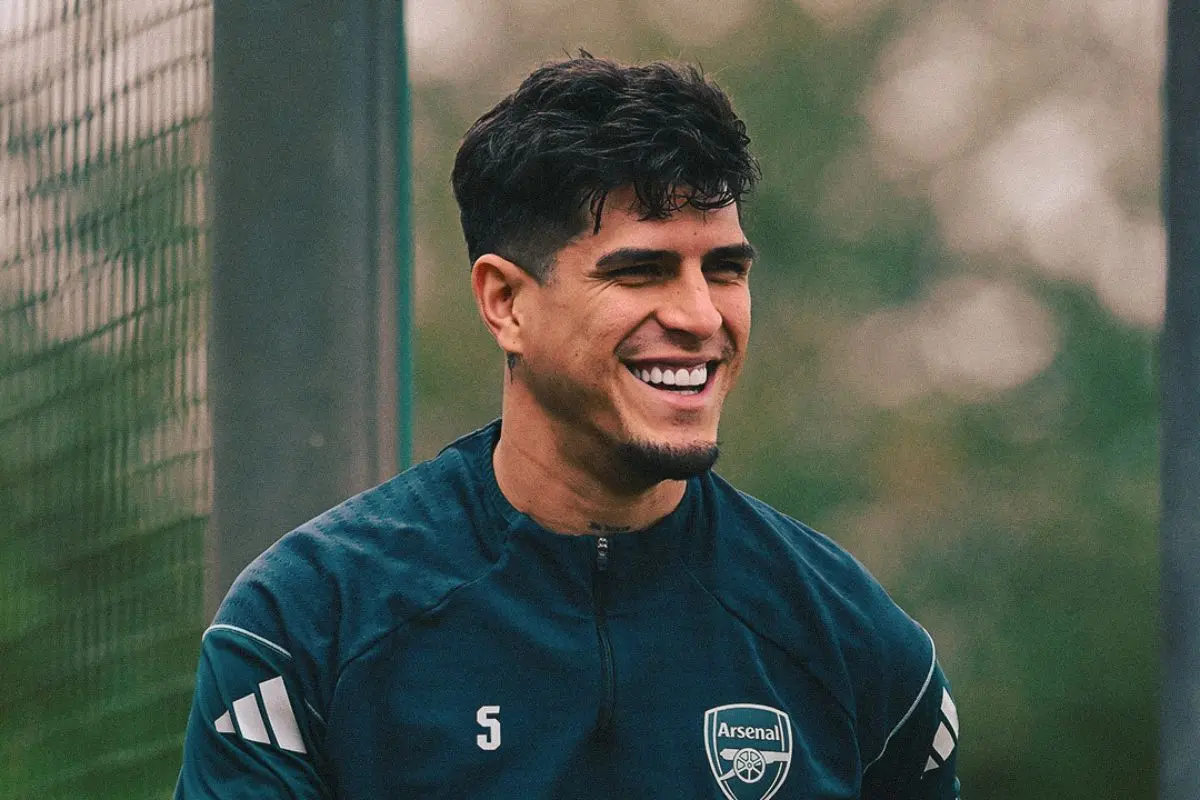 El defensor ecuatoriano Piero Hincapié con el uniforme de entrenamiento de los Gunners, reflejando su alegría tras el apoyo recibido por la hinchada del club londinense.