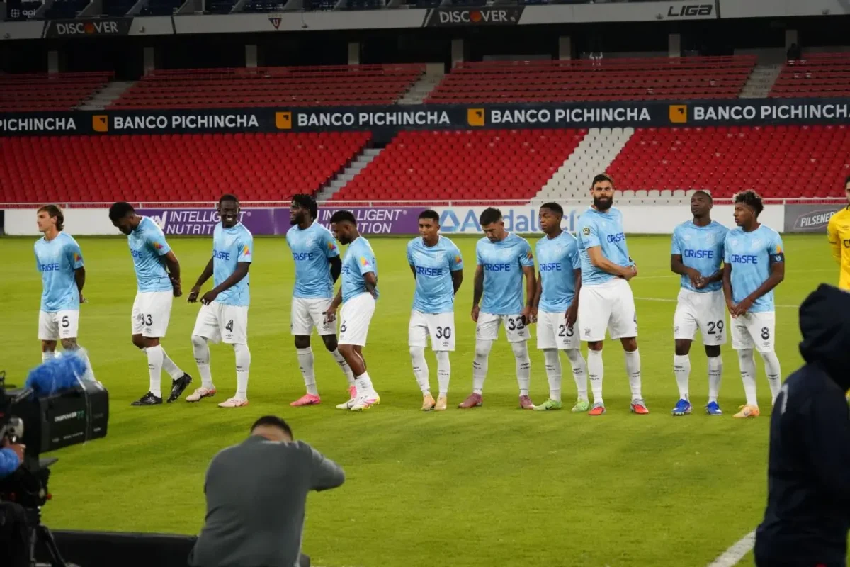 ¿El fútbol se juega en la cancha o en los juzgados? La lección de ética de la Chatoleí ante el desplante de Emelec 23 Plantilla de Universidad Católica formada en el campo de juego sin el equipo rival presente.