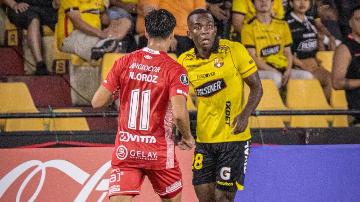 Jhonny Quiñónez en cancha con expresión de asombro luego del gol de Argentinos Juniors.
