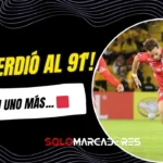 Joao Rojas encarando a la defensa de Argentinos Juniors en el debut de Barcelona SC por Copa Libertadores 2026.