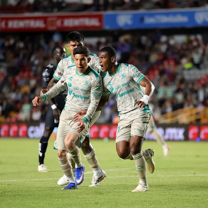 Carlos Gruezo festeja su gol de volea con Santos Laguna ante Querétaro en la Liga MX 2026.