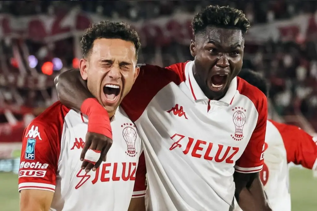 Jordy Caicedo celebrando un gol con Huracán en el torneo argentino 2026.