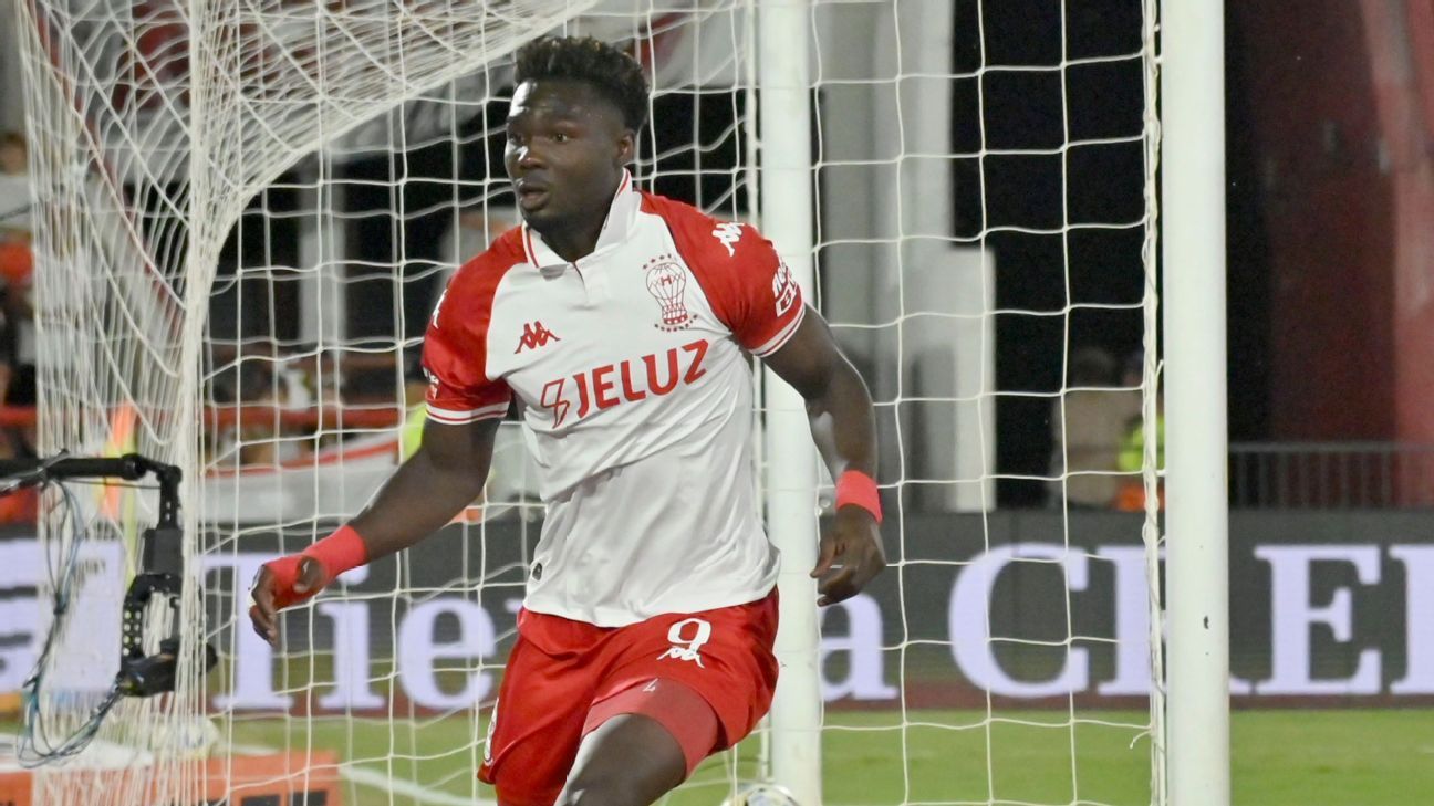 Jordy Caicedo brilla en el Clásico: Gol y victoria de Huracán ante San Lorenzo