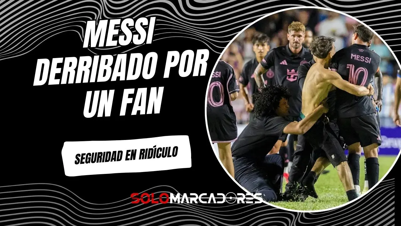 Lionel Messi siendo sujetado por seguridad y un aficionado en el estadio Juan Ramón Loubriel.
