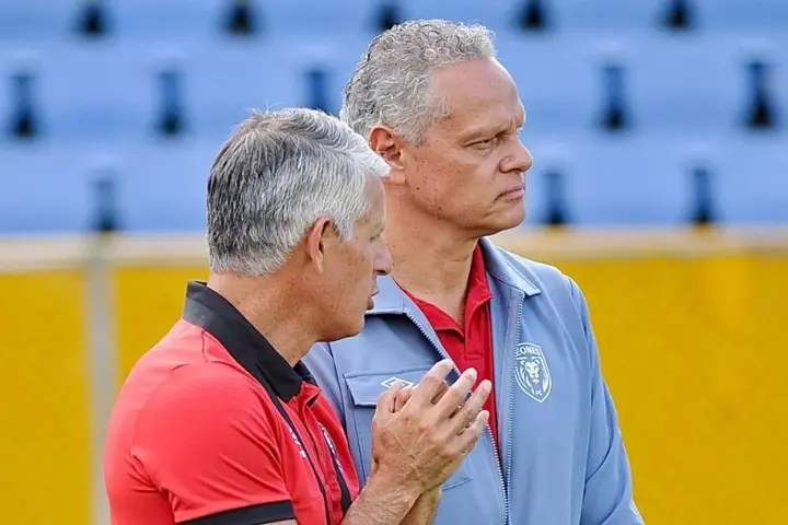 ¡Escándalo total! Esteban Paz fuera de las elecciones y Egas será candidato único en la FEF 1 Esteban Paz, exdirigente de Liga de Quito y referente de Leones FC, con expresión seria durante un evento deportivo en Ecuador.