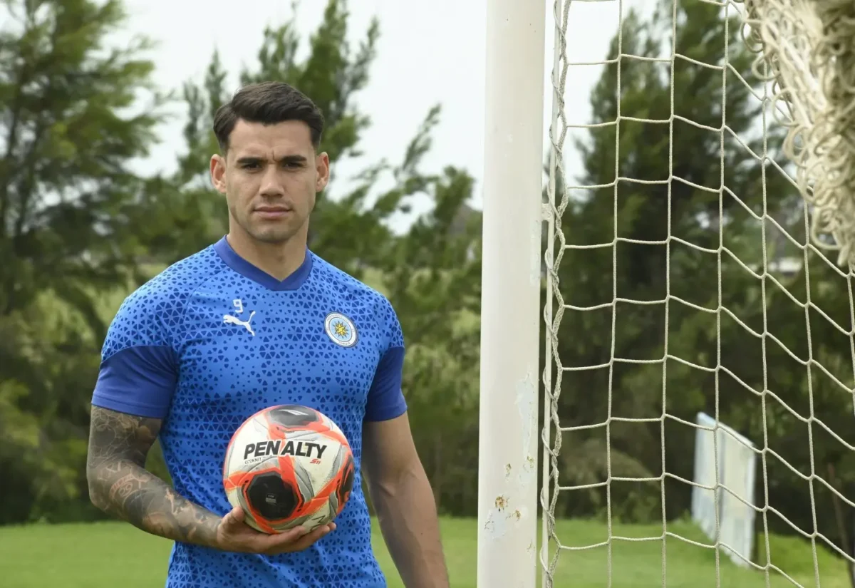 ¿Quién acompaña a Klimowicz? Los nuevos Refuerzos Emelec 2026 23 José Neris, delantero uruguayo que suena como uno de los Refuerzos Emelec 2026.